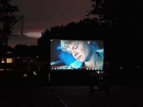 Tragbare Outdoor-Filmprojektor-Leinwand – 150 Zoll photo review