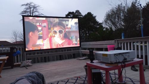 Tragbare Outdoor-Filmprojektor-Leinwand – 150 Zoll photo review